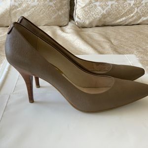 **SOLD** MICHAEL KORS FLEX PUMP LIGHT